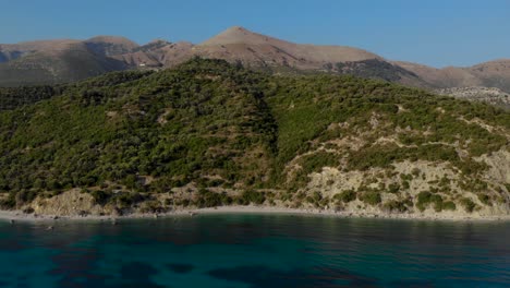 Hermosa-Costa-Mediterránea-Con-Colinas-Y-Montañas-Vistas-Desde-El-Agua-Turquesa-Del-Mar-En-Albania