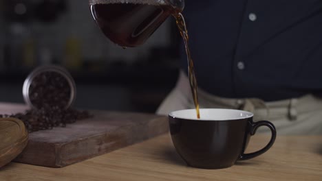Frisch-Gebrühten-Kaffee-In-Eine-Tasse-Gießen