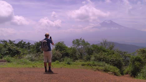 Männlicher-Wanderer,-Der-Mit-Seinem-Smartphone-Fotos-Von-Der-Spitze-Des-Berges-Mit-Blick-Auf-Den-Fuji-Macht