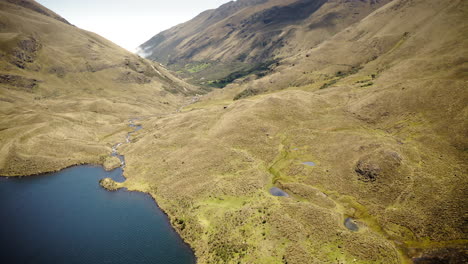 Drohne-Fliegt-über-Die-Anden-Und-Den-See-Im-Cajas-nationalpark,-Ecuador