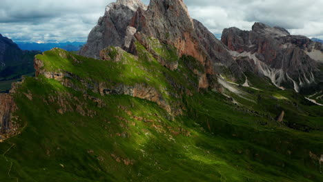 Seceda-Mountain,-Val-Gardena.-Aerial-reveal-shot,-Italy