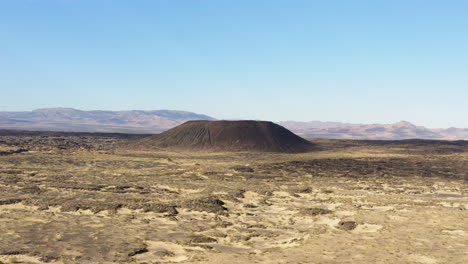 Vista-Panorámica-Aérea-Del-Cráter-Amboy-Con-Su-Campo-De-Lava-En-El-Desierto-De-Mojave