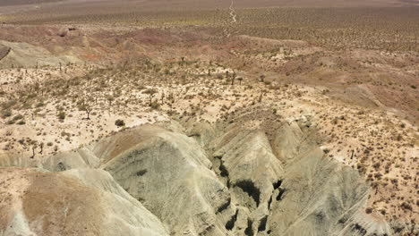 Luftaufnahme-Von-Bergen-Und-Hügeln-Im-Bereich-Des-Regenbogenbeckens-In-Der-Mojave-Wüste