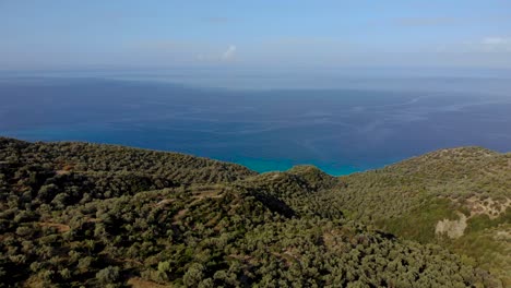 Olivenbäume-Auf-Wunderschönen-Grünen-Hügeln-Mit-Meerblick-über-Das-Azurblaue-Wasser-Des-Mittelmeers