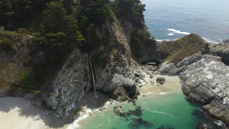 4K-Antenne:-Der-Ikonische-Malerische-Wasserfall-Ergießt-Sich-Entlang-Des-Berühmten-Highway-1-In-Kalifornien-In-Den-Pazifischen-Ozean