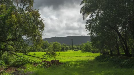 Sich-Bewegende-Wolken-In-Farmzeitraffern-Malvan-India