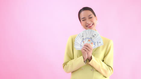 Superreicher-Asiate-Feiert-Lottogewinn-Mit-Dollar