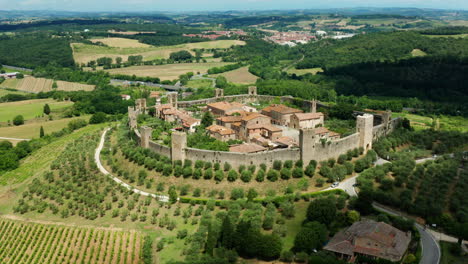 Aerial-pan-around-Monteriggioni,-Tuscany-region-of-Italy