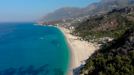 Hermosa-Playa-De-Dhermi-En-Albania-Rodeada-De-Agua-Azul-Turquesa-Y-Verdes-Colinas