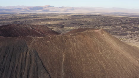 Vista-Aérea-Giratoria-Del-Borde-Del-Cráter-Volcánico-Amboy-En-El-Desierto-De-Mojave
