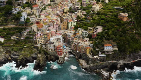 Riomaggiore-Aerial-Pan-Establishing-Shot,-Italy-Coastline
