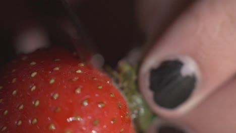 Cutting-The-Tip-Part-Of-The-Strawberry