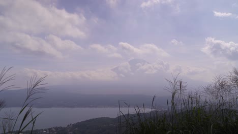 Hermosa-Vista-Sobre-La-Silueta-Del-Monte-Fuji-Y-El-Lago-Yamanaka-Con-Hierba-Alta