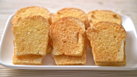Knuspriges-Brot-Mit-Butter-Und-Zucker-Gebacken