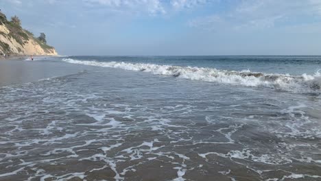 Wellen,-Die-Am-Strand-Gegen-Die-Küste-Laufen