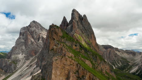 Dagger-like-peaks-of-Seceda,-Val-Gardena-Dolomites-in-Italy