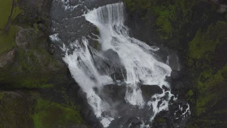 Impresionantes-Paisajes-De-Las-Cascadas-De-Fagrifoss-En-Lakagigar-De-Islandia-En-Un-Día-De-Niebla