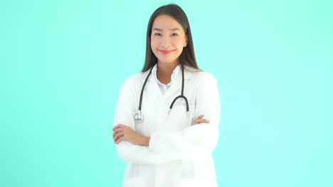 Doctora-Asiática-De-Pie-Con-Los-Brazos-Cruzados-Y-Sonriendo