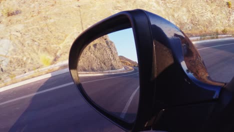 Seitenspiegel-Des-Autos-Während-Des-Tages