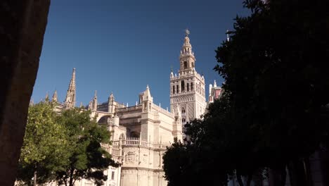 Bewegung-In-Richtung-Kathedrale-Und-Giralda-Turm-Durch-Die-Tür,-Sevilla,-Spanien