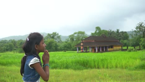 Kleines-Mädchen,-Das-In-Der-Nähe-Der-Tempelfarm-Malvan-Maharashtra-Betet
