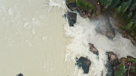 Luftpass-Von-Athabasca-Falls-In-Jaspis,-Alberta,-Kanada---4k-Rauschender-Flussfluss---Tourismus--Und-Zielorte