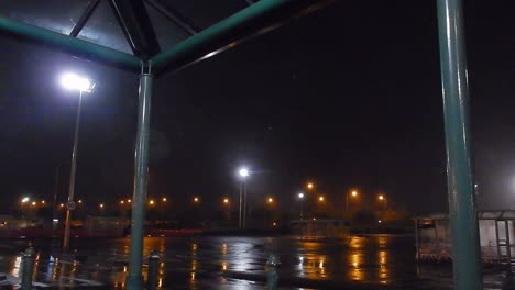 Sturm-Francis-Regnet-Nass-Strömend-Weht-Windiger-Regen-über-Den-Parkplatz-Des-Britischen-Einkaufsgeschäfts-In-Der-Nacht