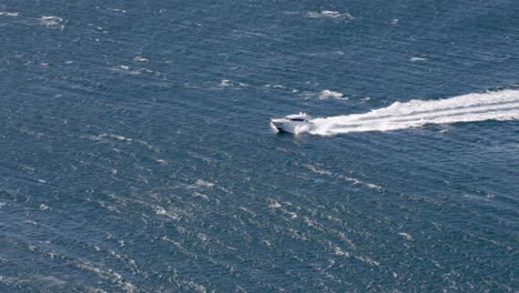 Private-Yacht-speeding-along-waves-near-Port-Stephens-in-east-Australia,-Long-Shot