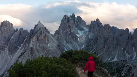 El-Hombre-Corre-Hacia-La-Cornisa-De-La-Montaña,-Revela-Hermosas-Dolomitas-En-Italia