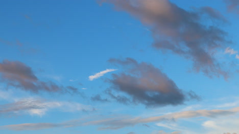 Sich-Langsam-Bewegende-Wolken-Gegen-Den-Blauen-Himmel