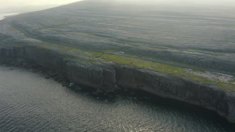 Luftaufnahme-Der-Klippen-Von-Ailladie-Im-Burren-An-Der-Westküste-Irlands