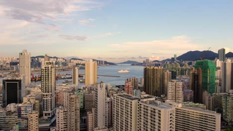 Bahía-De-Hong-Kong-Y-Horizonte-Con-Rascacielos,-Plano-General-De-Gran-Altitud