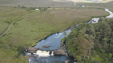 Statische-Aufnahme-Der-Aasleagh-Falls,-Etwas-Außerhalb-Des-Dorfes-Leenane-An-Der-Galway-Mayonnaise-Im-Westen-Irlands