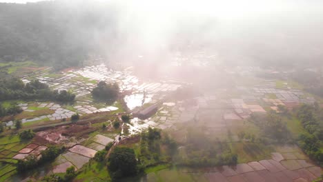 Drone-De-Las-Nubes-Reflejo-Del-Cielo-En-El-Campo-De-Arroz-De-La-Granja-De-Agua