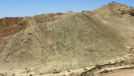 Drehender-Blick-Um-Einen-Abschnitt-Trockener-Sandberge-Im-Regenbogenbecken-Der-Mojave-Wüste