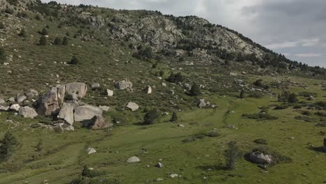 Luftaufnahme-Eines-Berges-In-La-Cerdanya,-Katalonien-4k