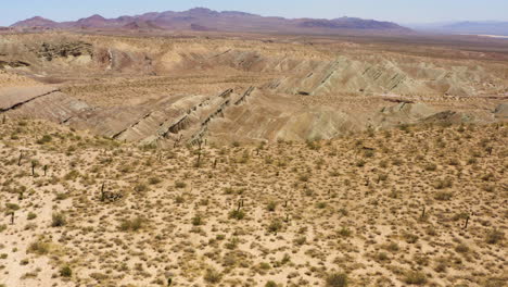 Sie-Fliegen-Auf-Eines-Der-Tiefen-Geologischen-Täler-Zu-Und-Blicken-Hinunter,-Die-Das-Regenbogenbecken-In-Der-Mojave-Wüste-Bilden