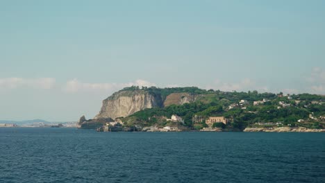 Inselklippen-In-Italien,-Gefilmt-Von-Einem-Boot-Aus