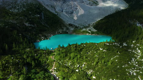 Lago-di-Sorapis,-Dolomites,-Italy