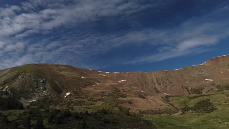 Panorama-De-Montaña-De-Monturull-Con-Rastros-De-Nieve-En-La-Parte-Superior-4k
