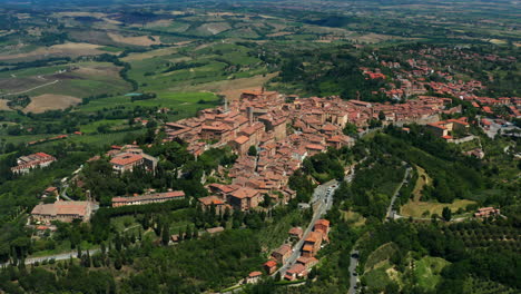 Montepulciano-Etabliert-Luftaufnahme,-Sommer-In-Italien