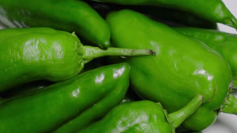 Closeup-Pan-Left-of-Green-Anaheim-Peppers,-Directly-Above