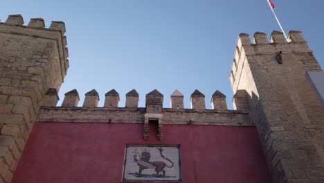 Kippen-Sie-Das-Löwentor-An-Der-Burg-Alcazar-In-Sevilla-In-Spanien-An-Einem-Sonnigen-Tag-Nach-Oben
