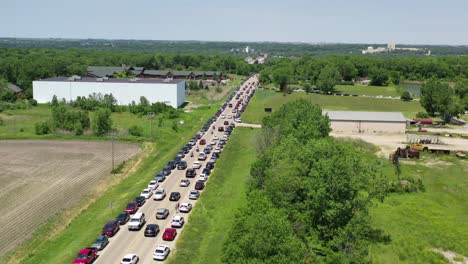 aerial-view-of-cars-lined-up-down-the-road-parking-at-starved-rock-lodge,-state-park