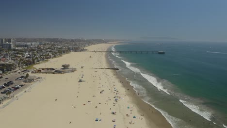 Birds-Eye-View-of-Venice-Beach-with-Pier-in-the-Distance