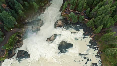 Luftbild-Von-Athabasca-Falls-In-Jaspis,-Alberta,-Kanada---4k-River-Wasserfall---Tourismus-Und-Ausflugsziele