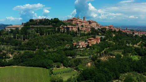 Montepulciano,-Tuscany.-Aerial-Rise-Reveals-Beautiful-Town