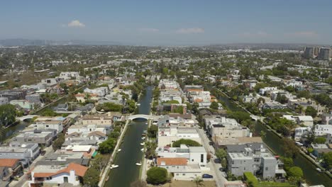 Drone-Vuela-Sobre-Los-Canales-De-Venecia-En-Los-Angeles,-California-El-Día-De-Verano