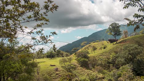 Schöne-Zeitrafferaufnahme-Einer-Grünen-Landschaft-Mit-Sich-Schnell-Bewegenden-Wolken,-Aufgenommen-In-Guatape,-Kolumbien