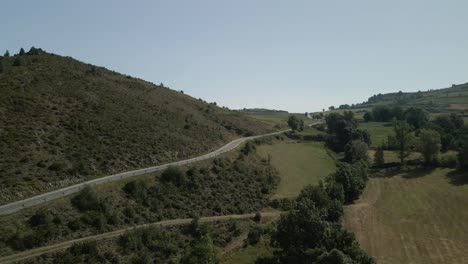 Luftaufnahme-Entlang-Einer-Bergstraße-Auf-Dem-Land-In-Montella,-La-Cerdanya,-Katalonien